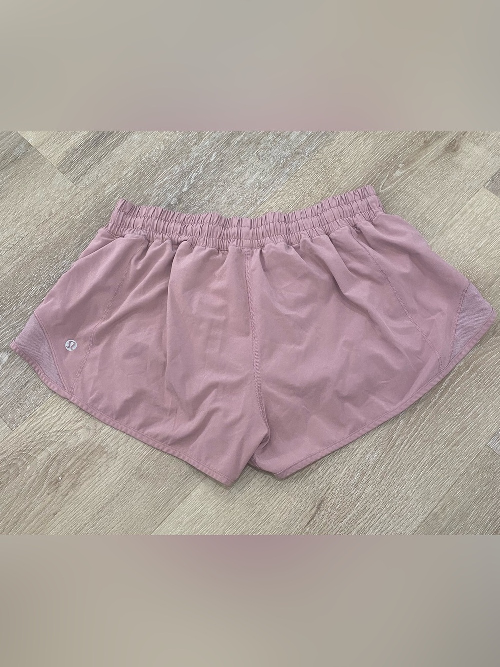 🍋 Lululemon Dusty Rose Athletic Shorts Lightweight Casual Size 8 - 2.5 inch Seam